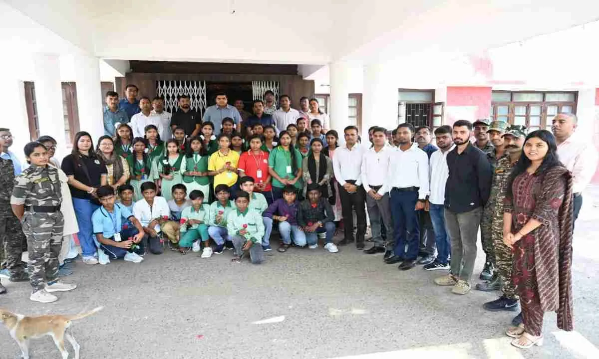 Pakur News: तीन दिवसीय शैक्षणिक भ्रमण पर निकला 80 छात्रों का दल, उपायुक्त ने दिखाई हरी झंडी    