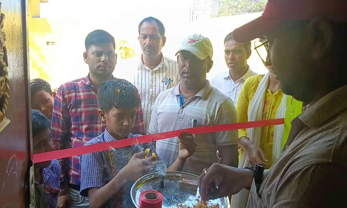 Giridih News: नए शैक्षणिक सत्र का शुभारंभ, विद्यार्थियों ने फीता काटकर किया कक्षा में प्रवेश