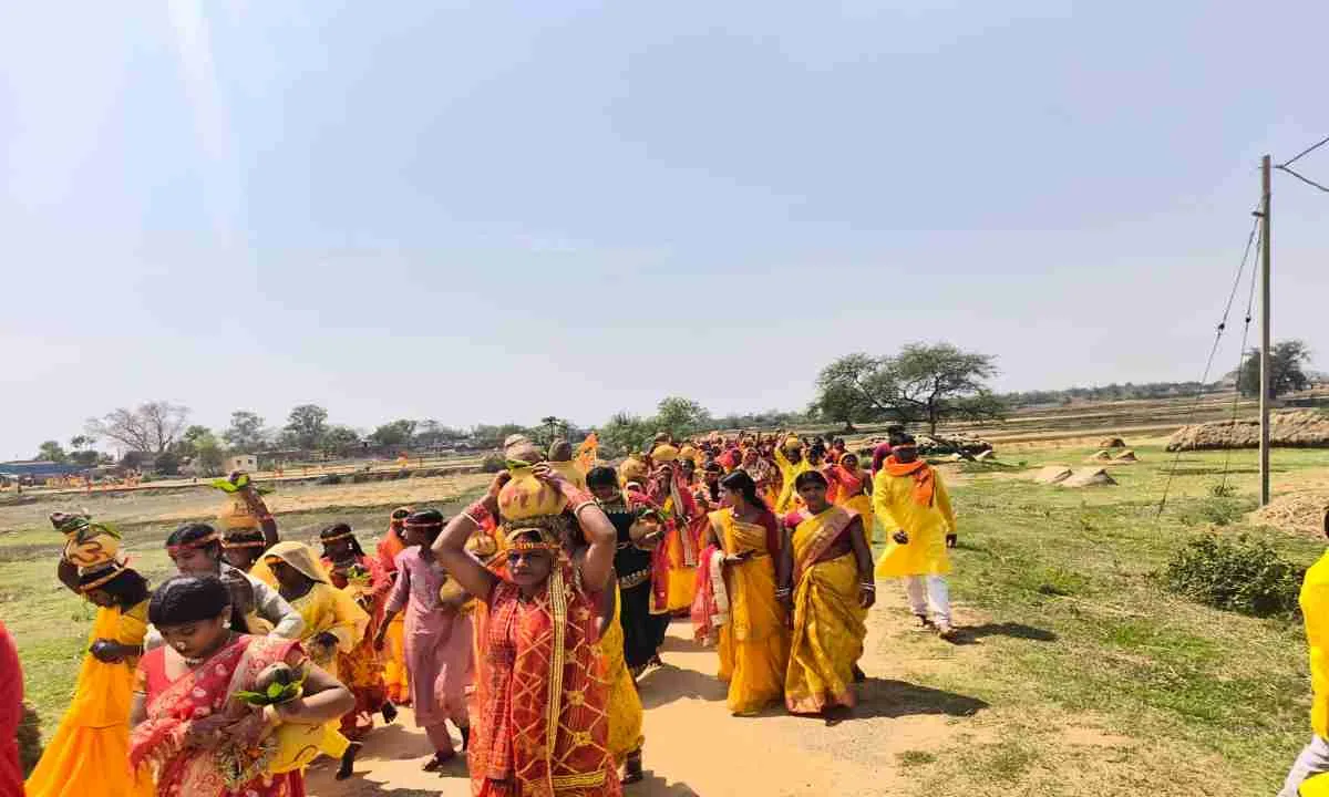 Deoghar News: साबेजोर गांव में भव्य जल यात्रा के साथ यज्ञ का शुभारंभ, श्रद्धालुओं की उमड़ी भीड़