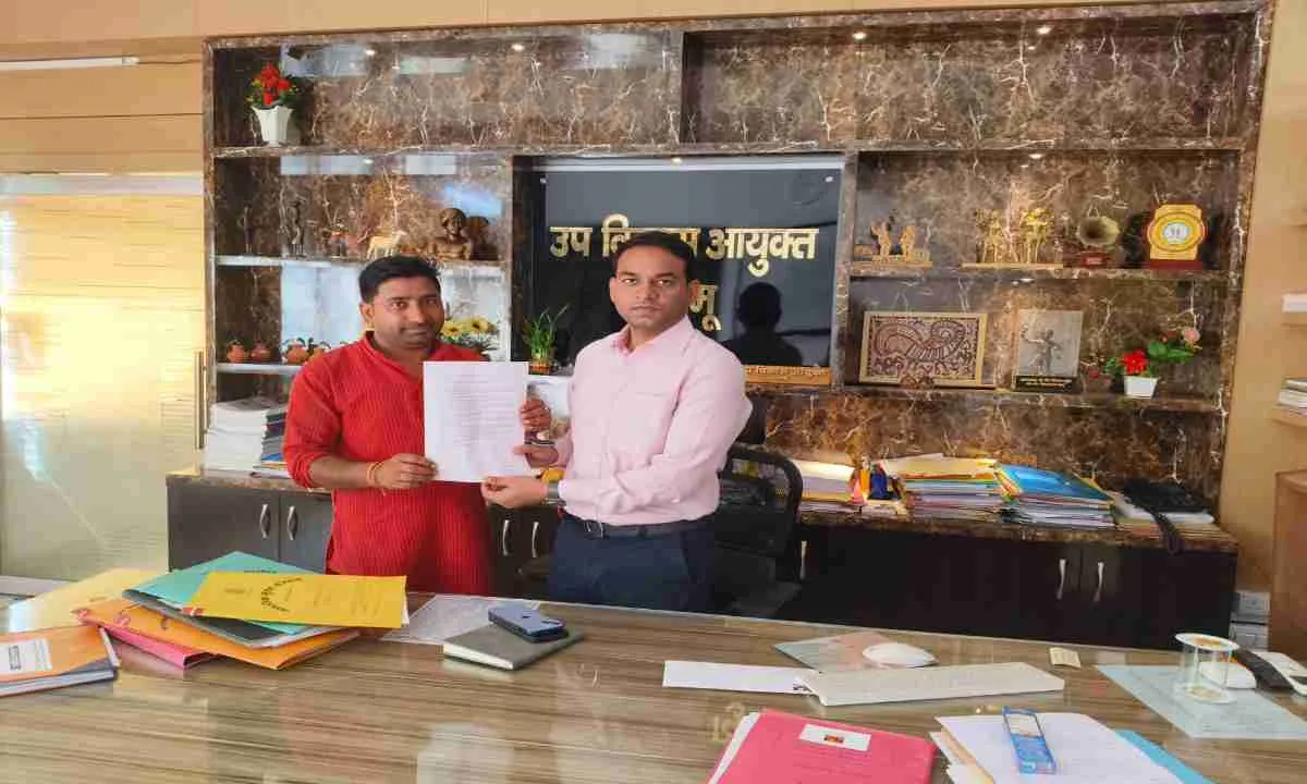 Palamu News: नगर आयुक्त से मिले सतनारायण शुक्ला, पार्क निर्माण और शाहपुर में कचरा प्रदूषण का मुद्दा गरमाया