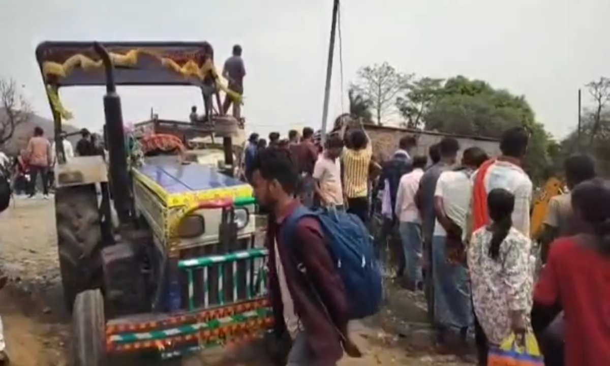 Dhanbad News: फतेहपुर मोड़ पर काल बनकर दौड़ा बालू लदा ट्रैक्टर, दुकान में घुसकर 5 को रौंदा