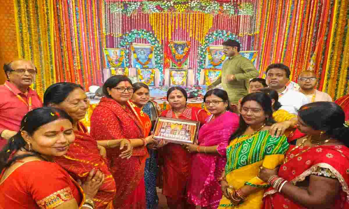 Koderma News: भक्ति का सैलाब: गजरा अर्पण और भजनों के साथ संपन्न हुआ हनुमान जन्मोत्सव