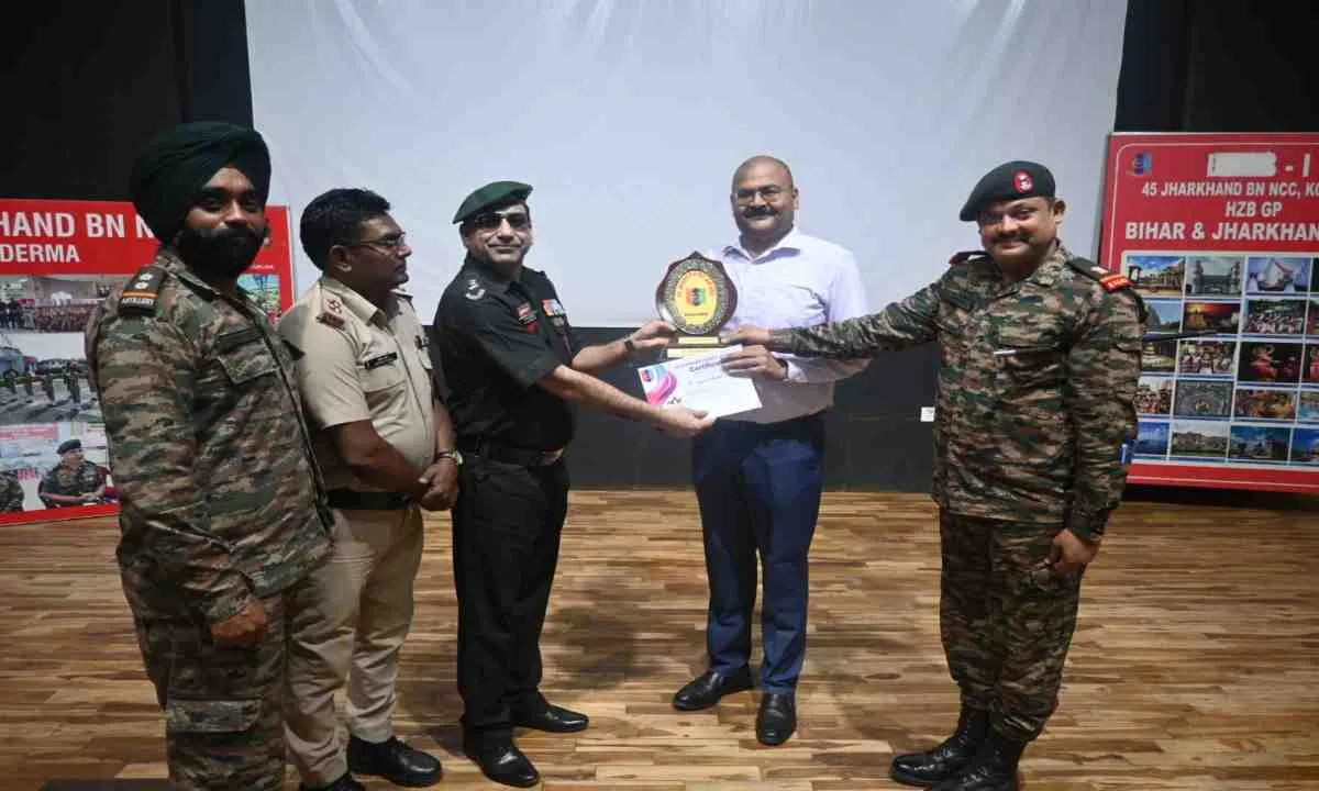 Koderma News: आईआरपीएस उज्ज्वल आनंद के प्रेरक संबोधन से गूंजा एनसीसी शिविर परिसर