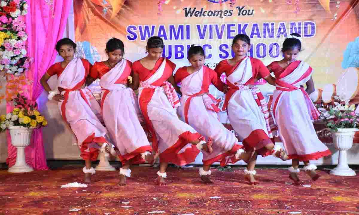 Koderma News: स्वामी विवेकानन्द पब्लिक स्कूल में भव्य वार्षिकोत्सव, सांस्कृतिक कार्यक्रमों ने जीता दिल