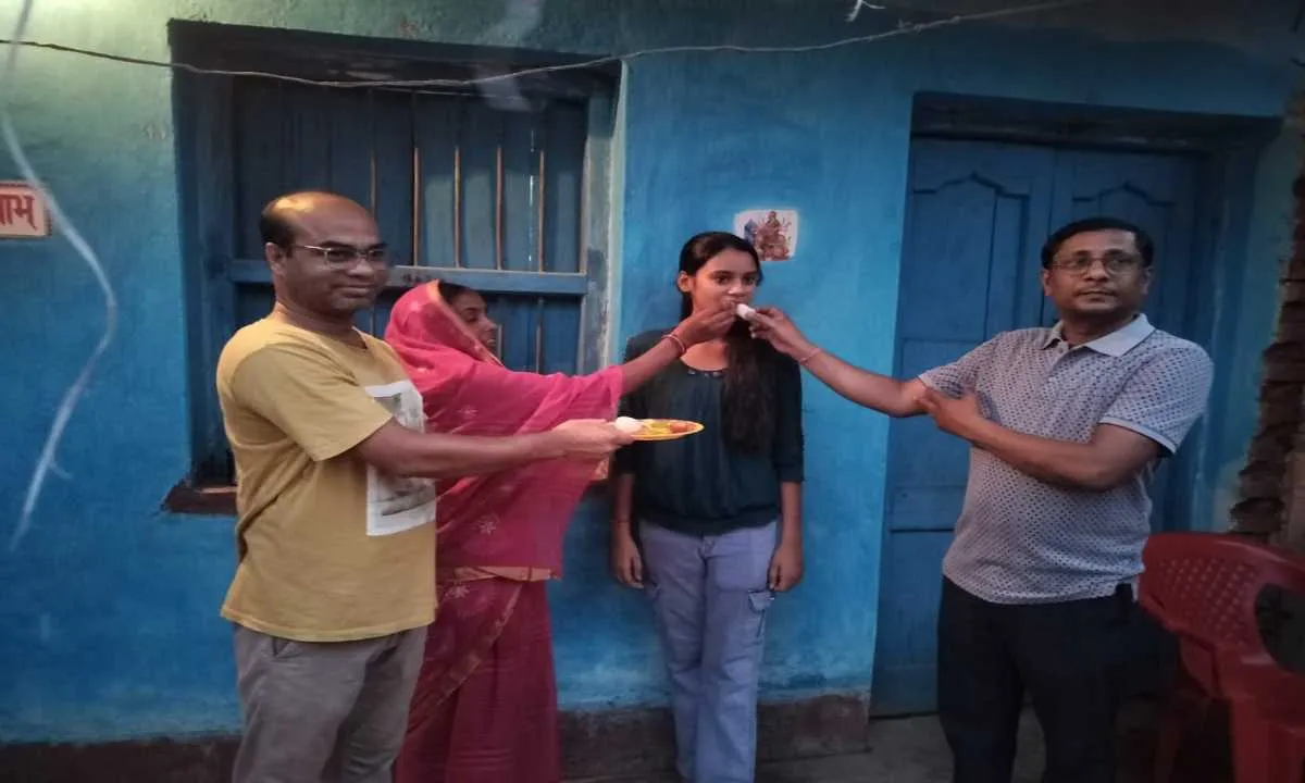 Dumka News: 97.04% के साथ खुशी कुमारी बनी प्रखंड टॉपर, प्रीति और स्नेहा ने भी लहराया परचम