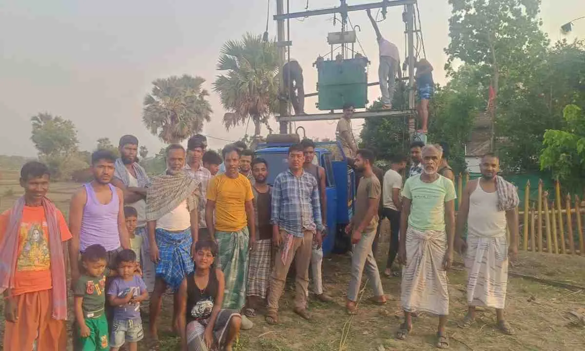 Pakur News: उपासना मरांडी के प्रयास रंग लाए, गायबाथान के मोमिन टोला में लगा नया ट्रांसफार्मर