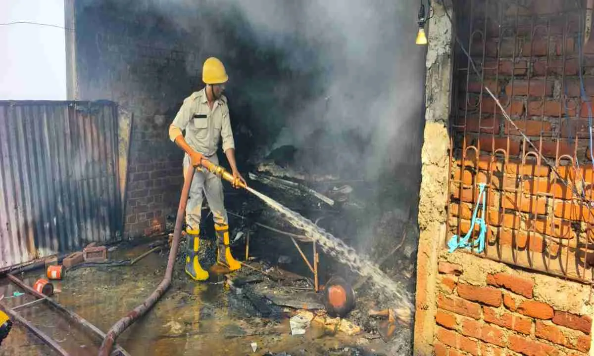 Giridih News: टिबड़ेवाल टेक्सटाइल के मकान की छत पर लगी आग, मची अफरातफरी; बड़ा हादसा टला