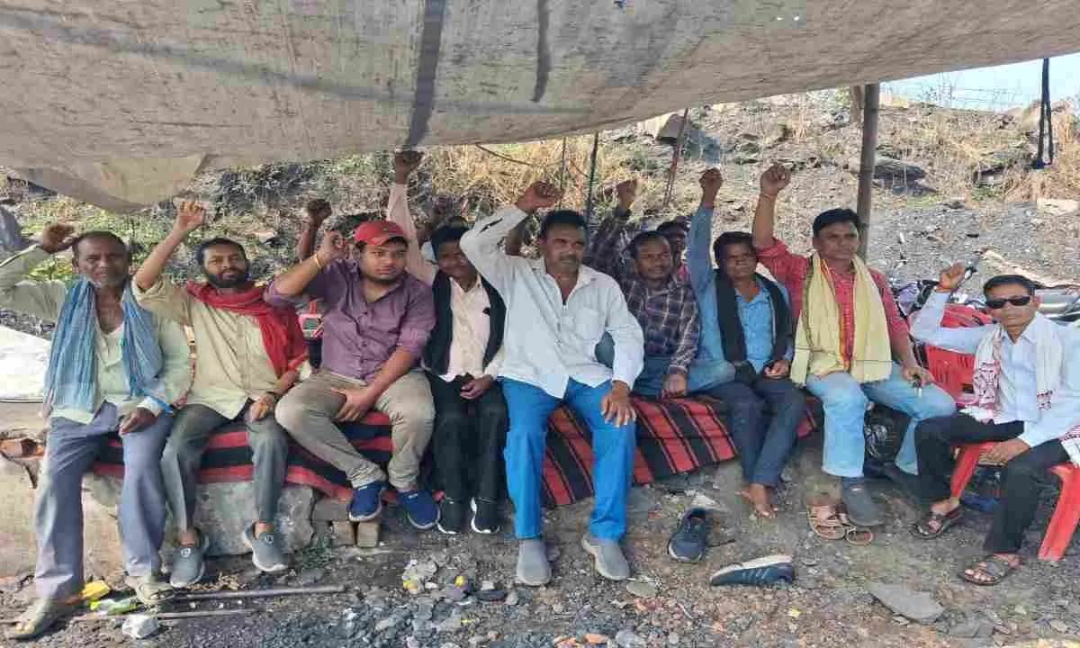 Dhanbad News: सेलपिकर मजदूरों का तीसरे दिन भी चक्का जाम, एबीओसीपी माइंस में काम ठप