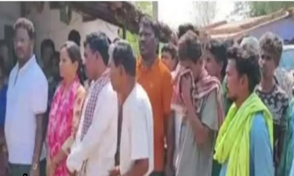 Saraikela News: वज्रपात से झामुमो कार्यकर्ता की मौत, विधायक दशरथ गागराई ने पहुंचकर दी श्रद्धांजलि