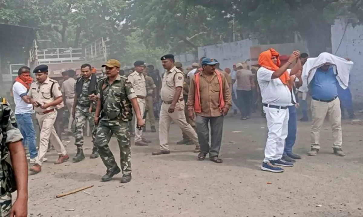 रेलवे का अतिक्रमण हटाओ अभियान, बर्मामाइंस में दो गोदाम और एक मकान ध्वस्त