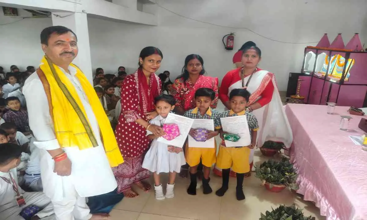 Sahebganj news: सरस्वती शिशु विद्या मंदिर का परीक्षाफल वितरण समारोह संपन्न, मेधावी छात्र-छात्राएं हुए सम्मानित