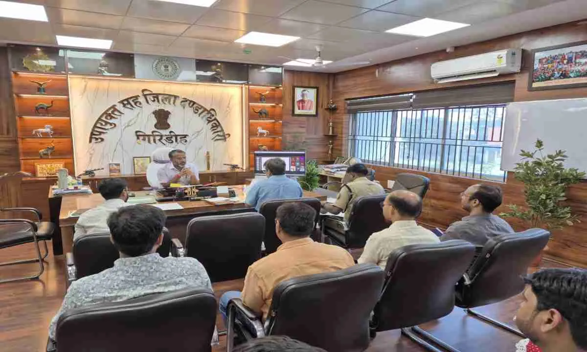 Giridih News: उपायुक्त ने सड़क सुरक्षा समिति की समीक्षा बैठक की, सड़क दुर्घटनाएं रोकना प्रशासन की प्राथमिकता