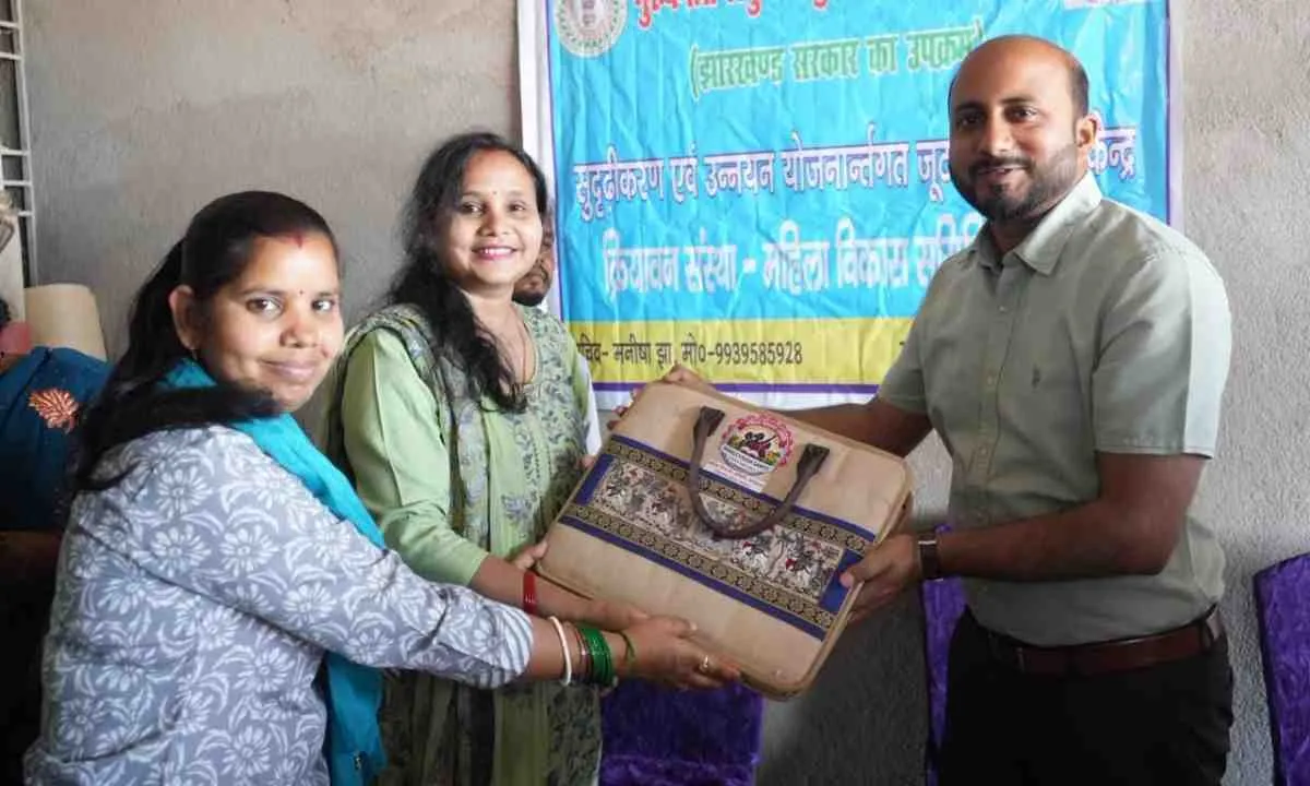 Koderma News: महिलाओं के हुनर को मिला मंच, DC ऋतुराज ने जूट केंद्र का किया निरीक्षण