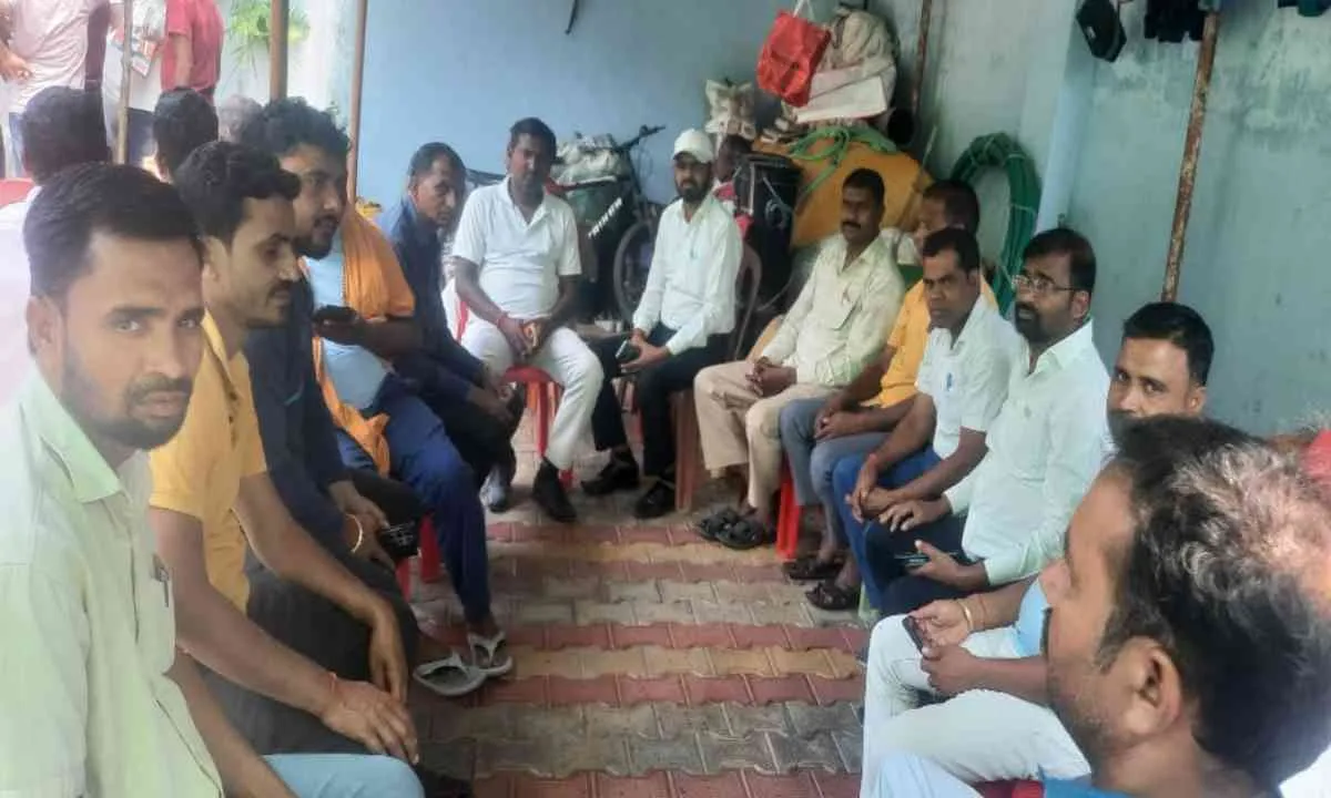 Koderma News: बाबूलाल यादव के निधन से खेड़ोबर में शोक, शिक्षक समुदाय ने दी भावभीनी श्रद्धांजलि