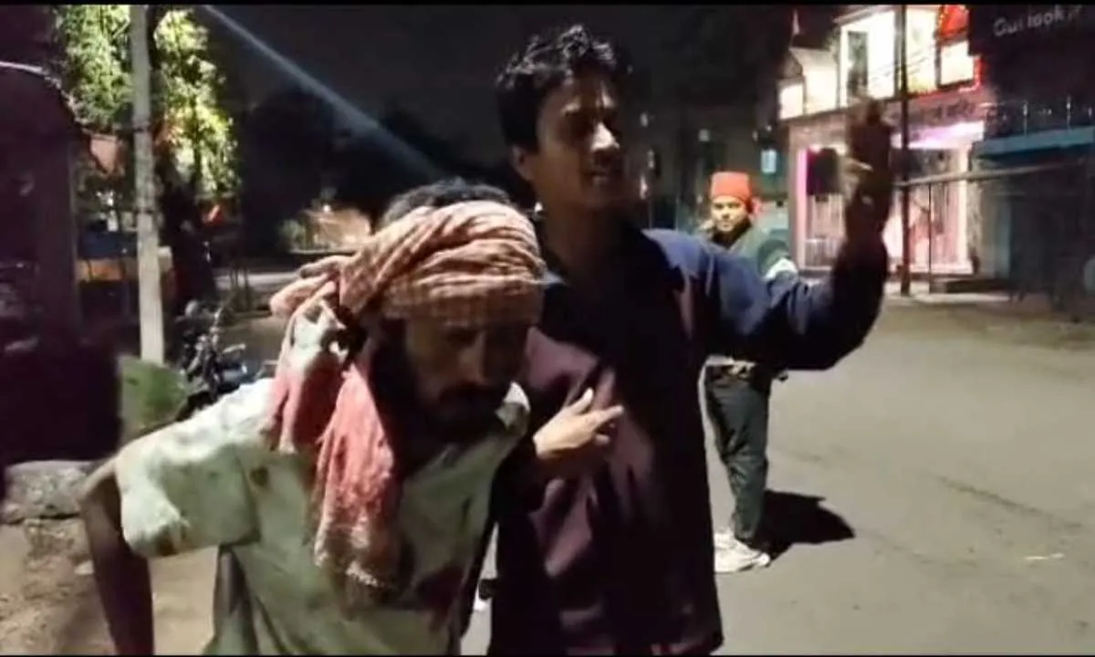 Dhanbad News: सड़क के गड्ढे बने हादसे का कारण, वाहन चालक घायल