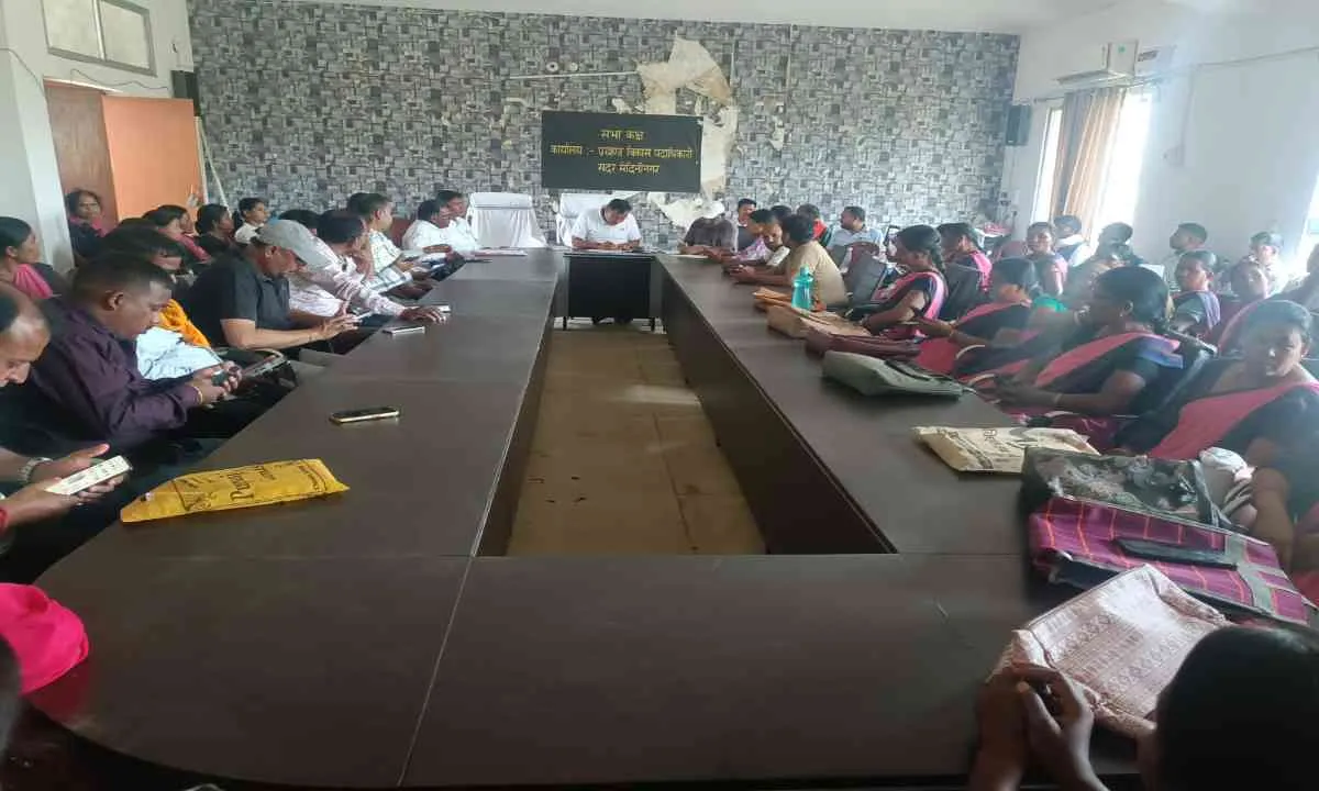 Palamu News: सामाजिक सुरक्षा पेंशन योजना को लेकर सोशल आडिट के लिए बीडीओ सह सीओ ने की बैठक