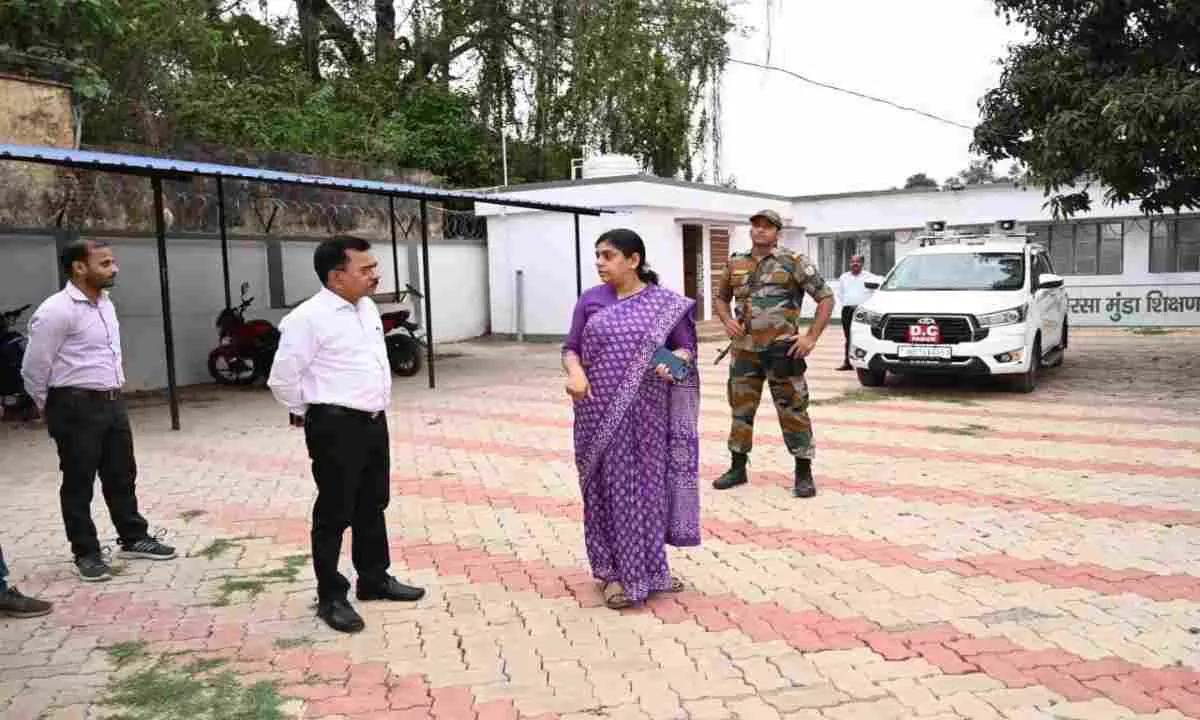 Pakur News: डीसी ने नाइलिट और बिरसा मुंडा शिक्षण केंद्र का किया निरीक्षण