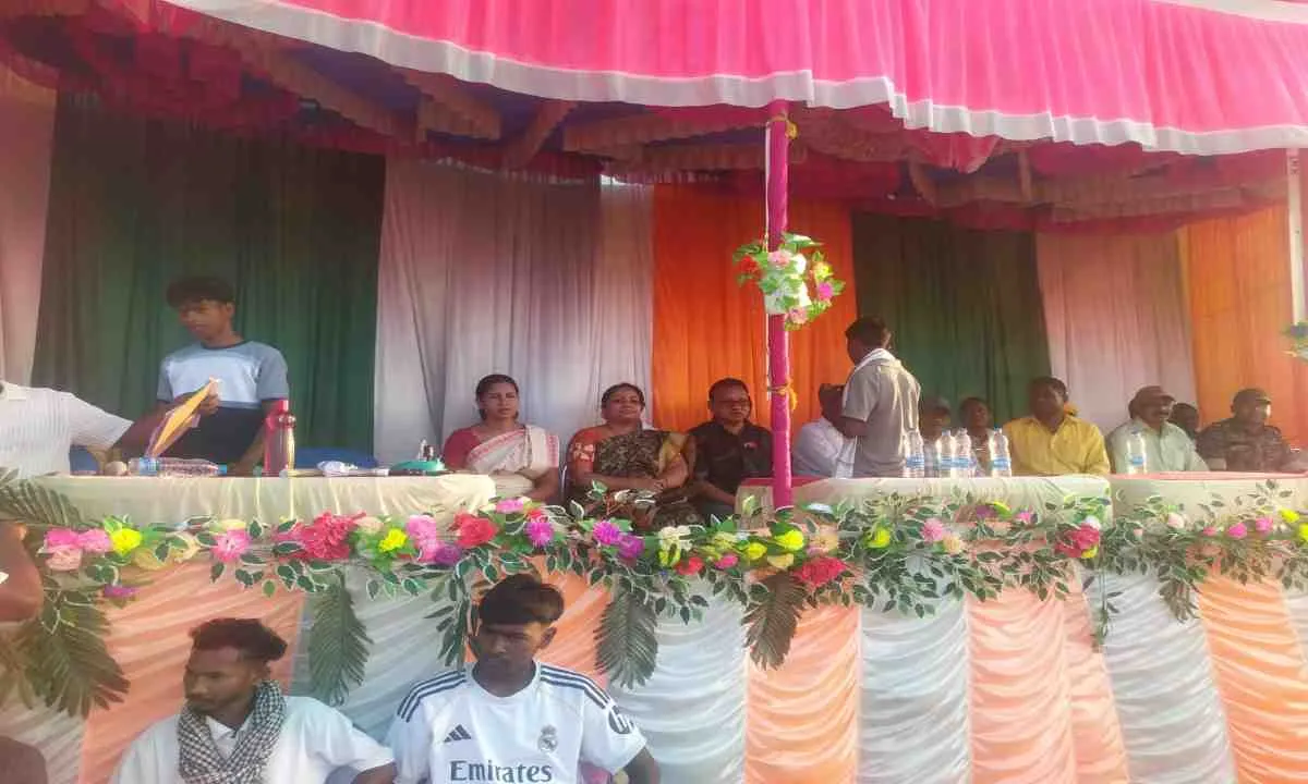 Pakur News: दो दिवसीय फुटबॉल प्रतियोगिता का समापन, फूलझिझरी ने जीता खिताब