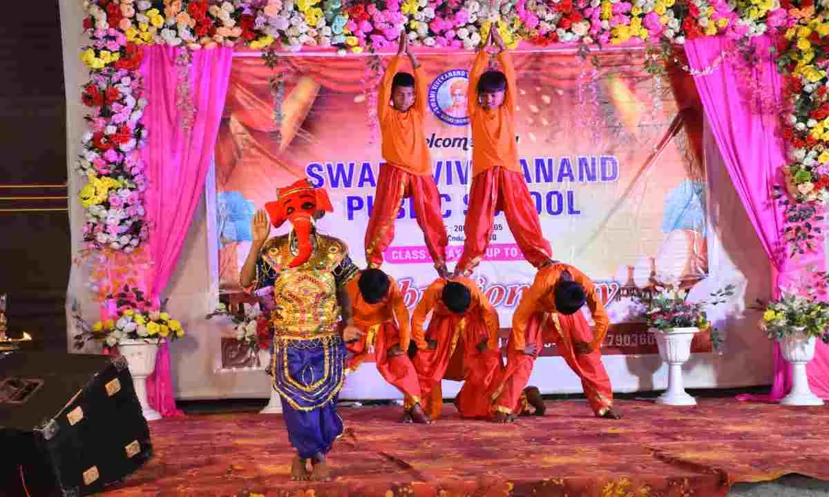 Koderma News: स्वामी विवेकानन्द पब्लिक स्कूल में भव्य वार्षिकोत्सव, सांस्कृतिक कार्यक्रमों ने जीता दिल