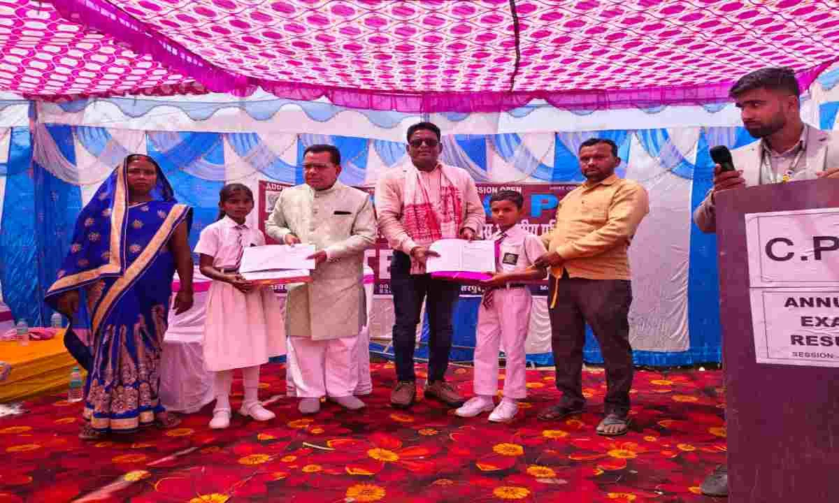 Palamu News: नगर अध्यक्ष ने विद्यार्थियों का बढ़ाया उत्साह, उत्कृष्ट प्रदर्शन करने वालों को किया सम्मानित