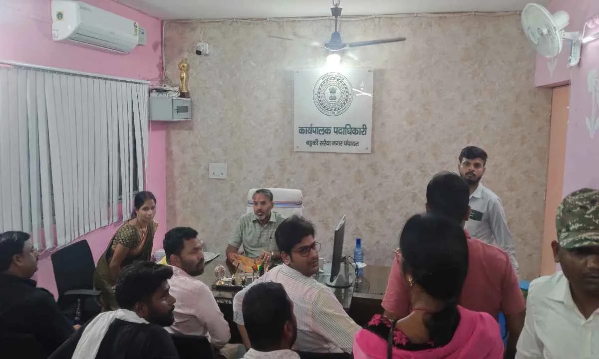 Giridih News: पीएम श्री बालिका विद्यालय सरिया पहुंचे उपायुक्त, पंजियों का किया निरीक्षण