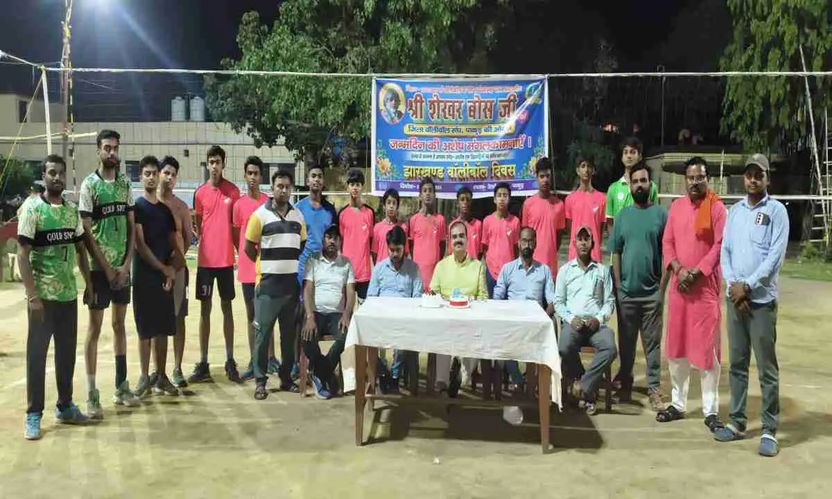 Pakur News: शेखर बॉस के जन्मदिन पर वॉलीबॉल प्रतियोगिता का आयोजन