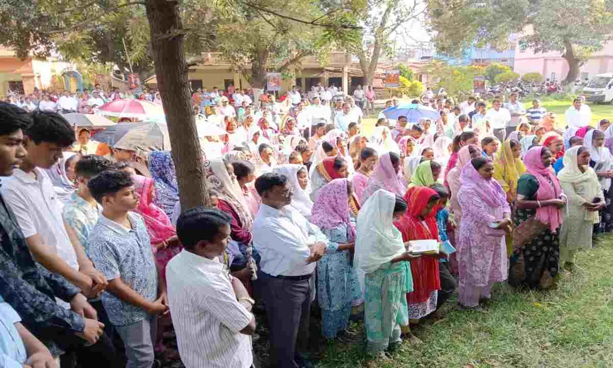Sahebganj News: शोक दिवस के रूप में मनाया गया गुड फ्राइडे, बड़ी संख्या में ईसाई समुदाय लोग पहुंचे चर्च