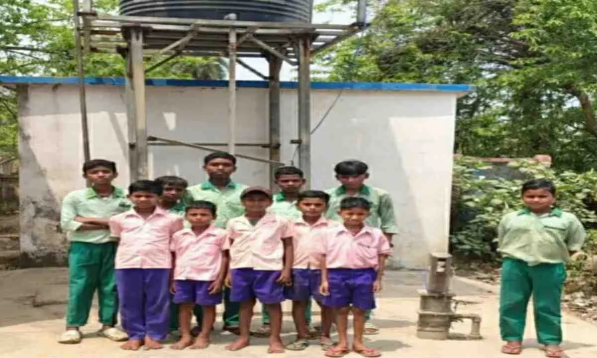 Sahebganj News: हेल्पलाइन नंबर पर नहीं उठता फोन, एक माह से बंद पड़ा है स्कूल का चपाकल