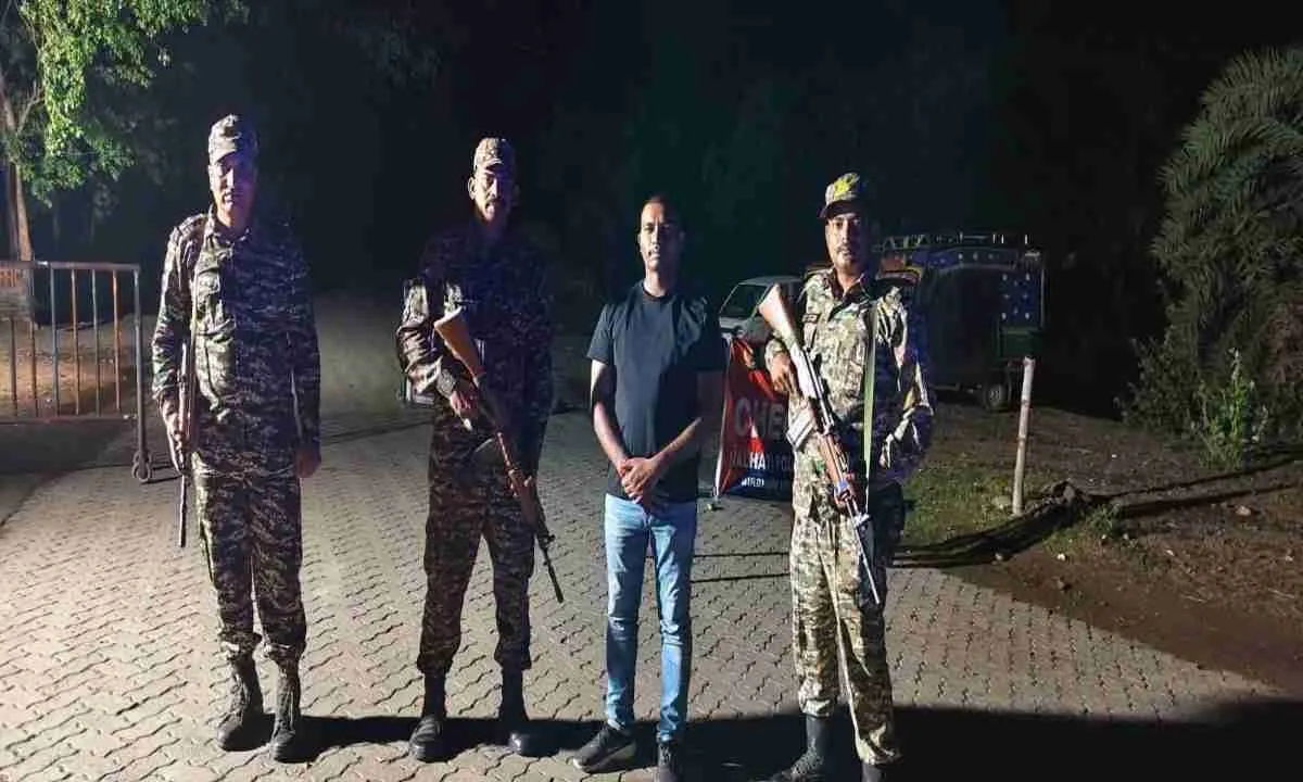 Pakur News: चुनाव को लेकर 'हाई अलर्ट': थाना प्रभारी ने नाचपहाड़ी चेकपोस्ट पर शुरू की सघन जांच