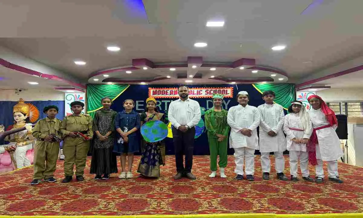 Koderma News: मॉडर्न पब्लिक स्कूल में पर्यावरण संरक्षण का भव्य आयोजन, छात्रों ने जीता दिल