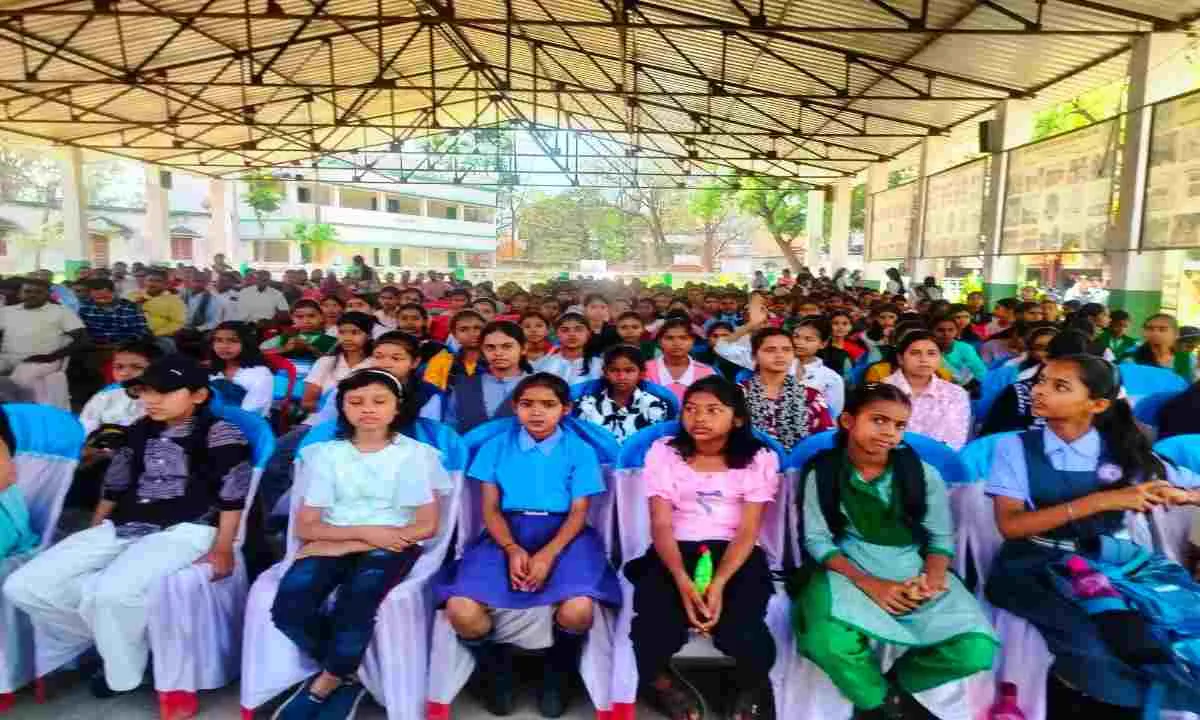 Giridih News: उत्कृष्ट विद्यालय में नई छात्राओं का जोरदार स्वागत, शिक्षा को लेकर मिला नया संकल्प