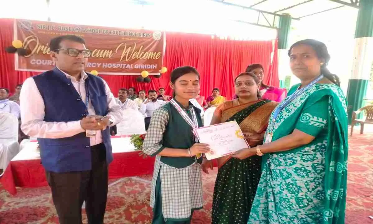 Giridih News: उत्कृष्ट विद्यालय में नई छात्राओं का जोरदार स्वागत, शिक्षा को लेकर मिला नया संकल्प