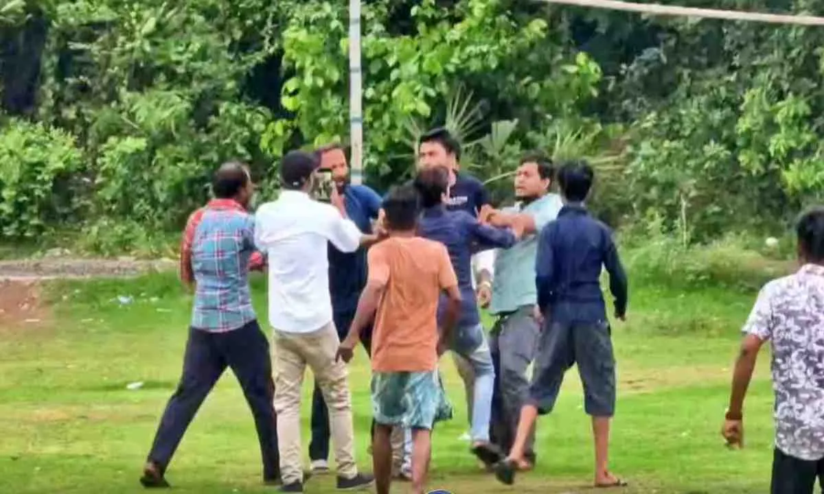 खानाकुल के 147 नंबर बूथ पर आईएसएफ और तृणमूल कार्यकर्ताओं में झड़प, फर्जी पोलिंग एजेंट को लेकर बढ़ा विवाद