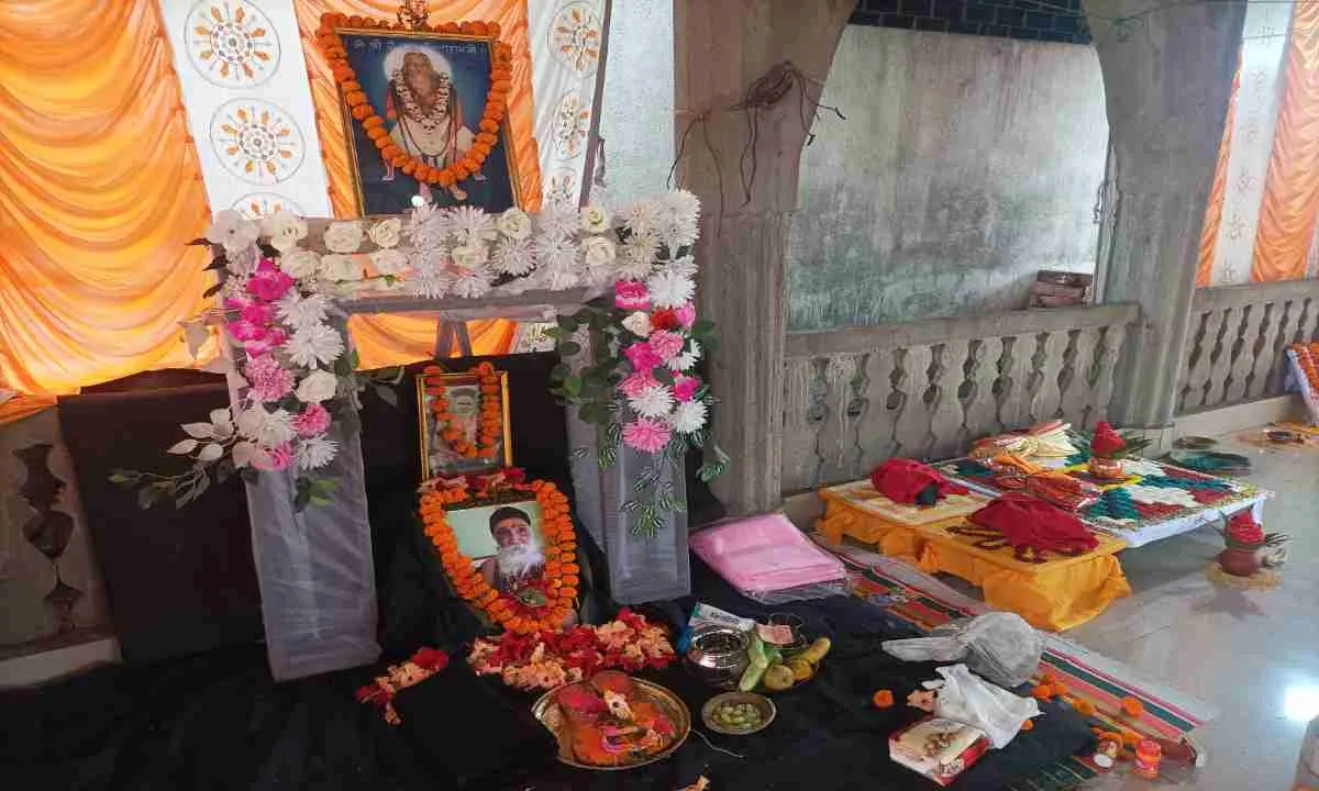 Ramgarh News: रजरप्पा स्थित आश्रम में बोरिया बाबा की बनी समाधि, पूजन और हवन में शामिल हुए शिष्य  