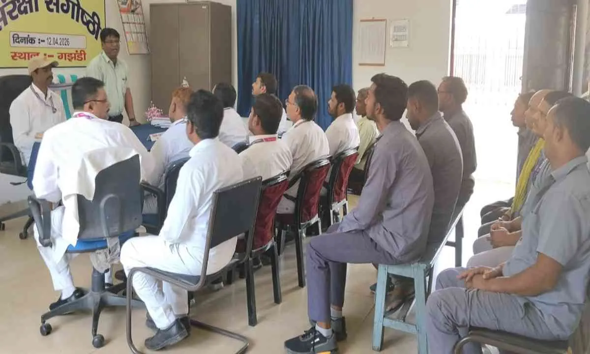 Koderma News: रेलवे संरक्षा को लेकर अहम सभा, कर्मचारियों को दिए गए निर्देश