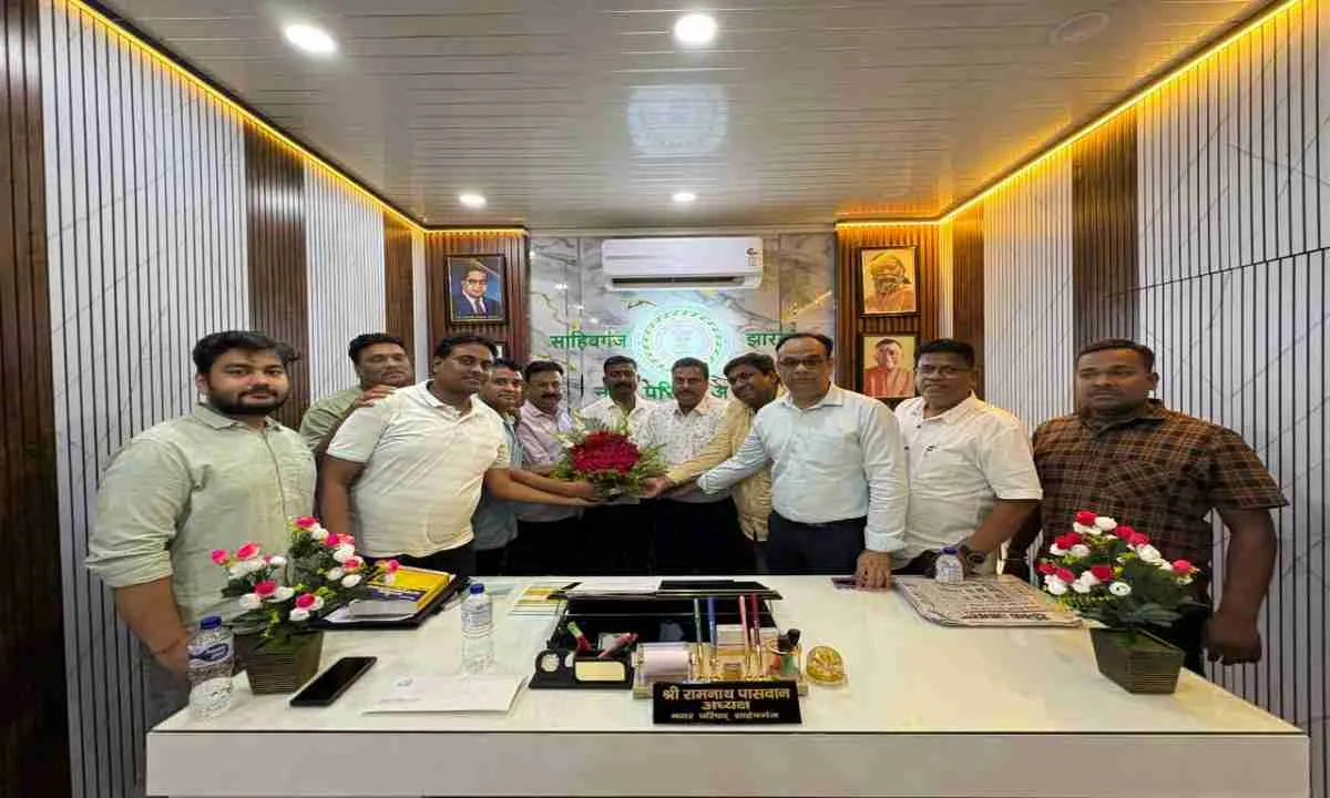 Sahebganj News: समस्याओं को लेकर चैंबर ने नगर परिषद अध्यक्ष को सौंपा ज्ञापन, जनहित के मुद्दों पर सभी पार्षदों संग हुई चर्चा 