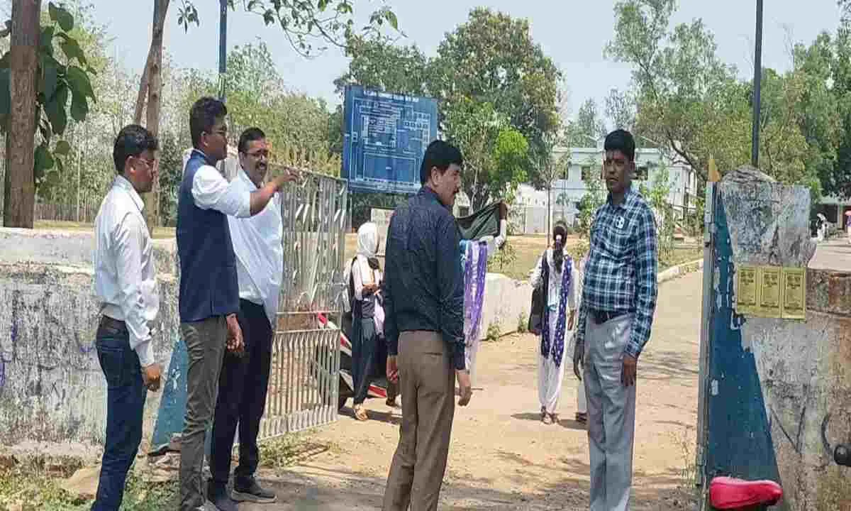Chaibasa News:  कॉलेज में बुनियादी सुविधाओं का संकट, सरकार से सुधार की मांग