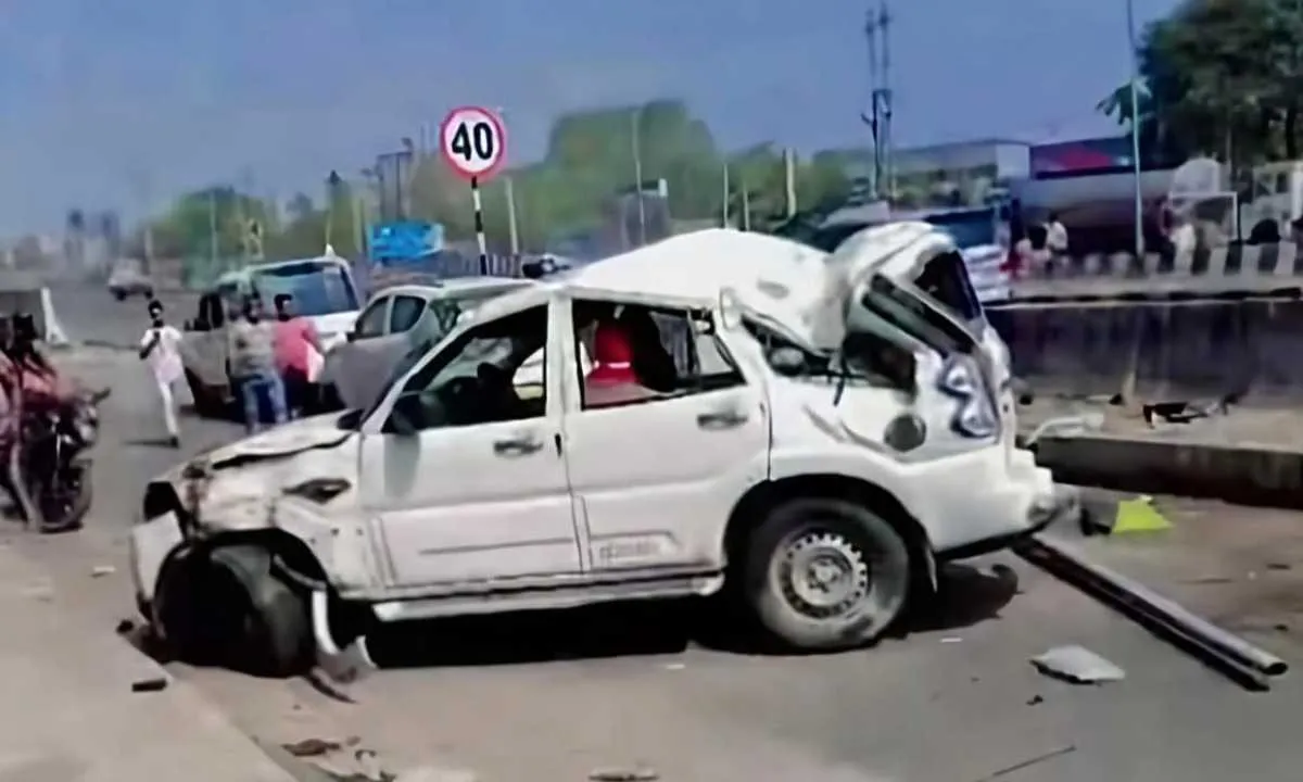 Koderma News: डिवाइडर फांदकर सर्विस रोड में जा गिरी स्कॉर्पियो, चालक की हालत नाजुक