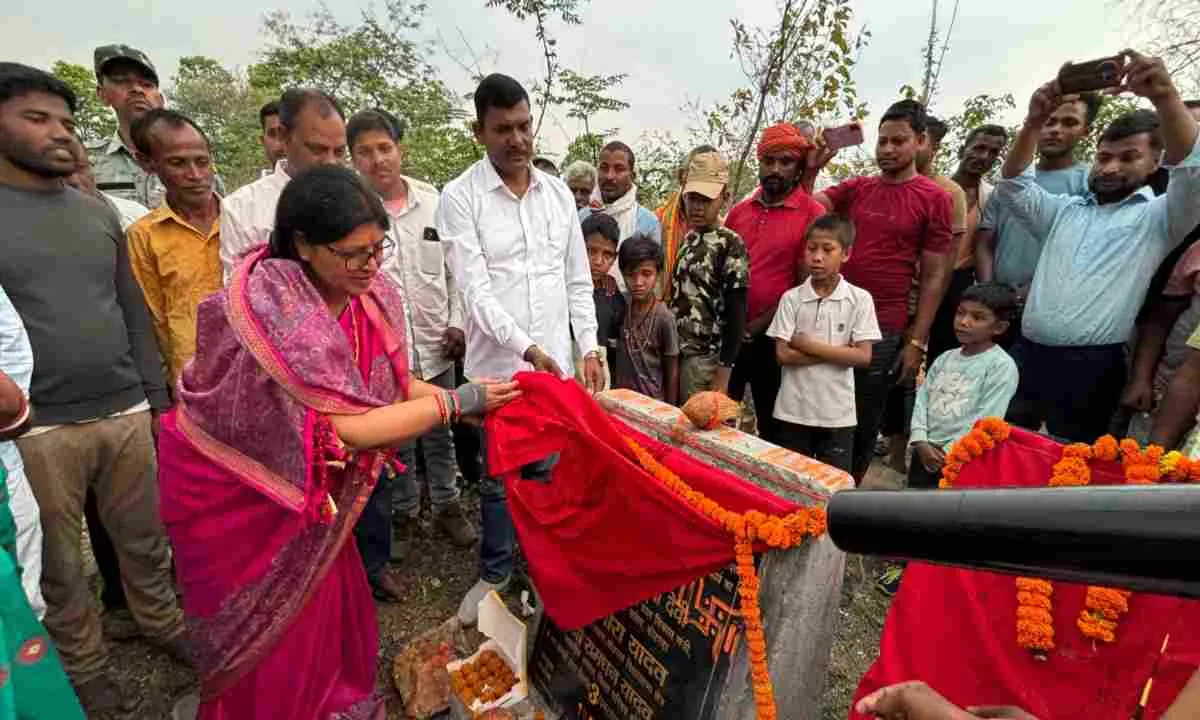Koderma News: विधायक डॉ नीरा यादव ने प्रिकास्ट बाउंड्री वाल निर्माण का शिलान्यास किया 