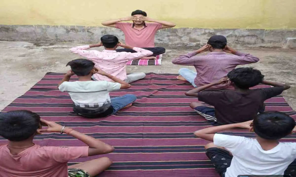 Pakur News: जिले भर में योग और प्राणायाम का महाभियान, ग्रामीणों में भारी उत्साह