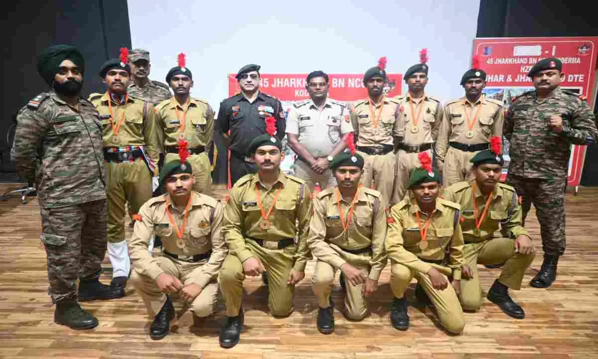 Koderma News: आईआरपीएस उज्ज्वल आनंद के प्रेरक संबोधन से गूंजा एनसीसी शिविर परिसर