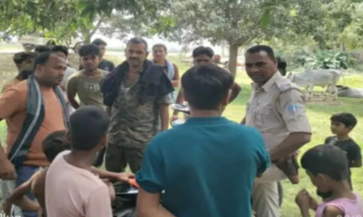 Sahebganj News: मिट्टी लदे ट्रैक्टर की टक्कर से महिला घायल, ग्रामीणों ने किया विरोध-प्रदर्शन