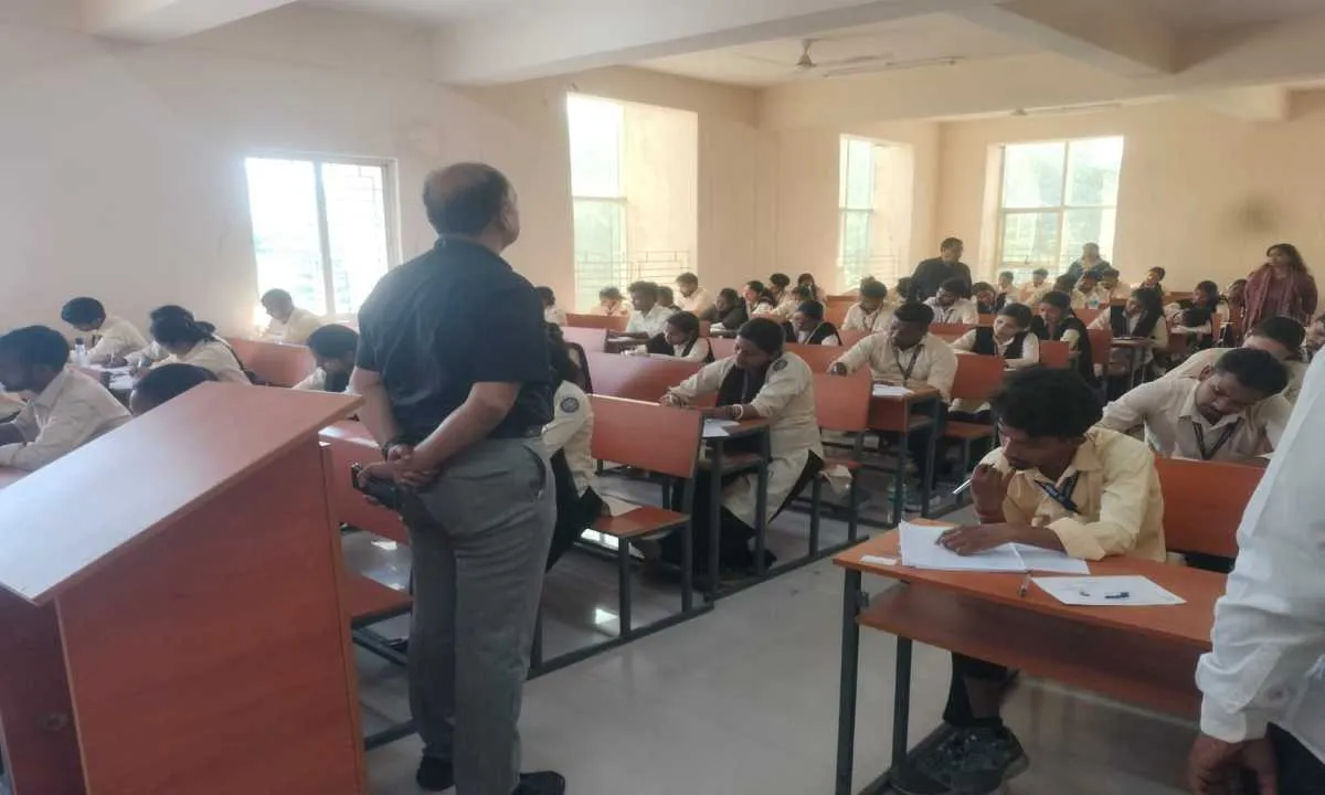 DSPMU में PG सेमेस्टर-3 की परीक्षा के दूसरे दिन भी कुलपति डॉ. राजीव मनोहर ने किया नियमित निरीक्षण