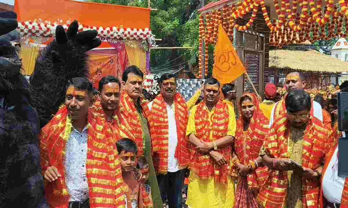 Bokaro News: जयकारों से गूंजा स्वांग, पांच दिवसीय रुद्र महायज्ञ के लिए निकली भव्य कलश यात्रा