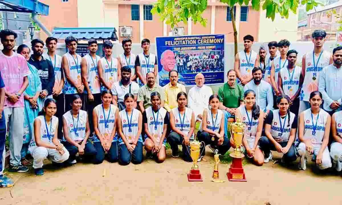 Jamshedpur News: जज्बा और मेहनत से मिलती है जीत: सरयू राय ने खिलाड़ियों को किया सम्मानित