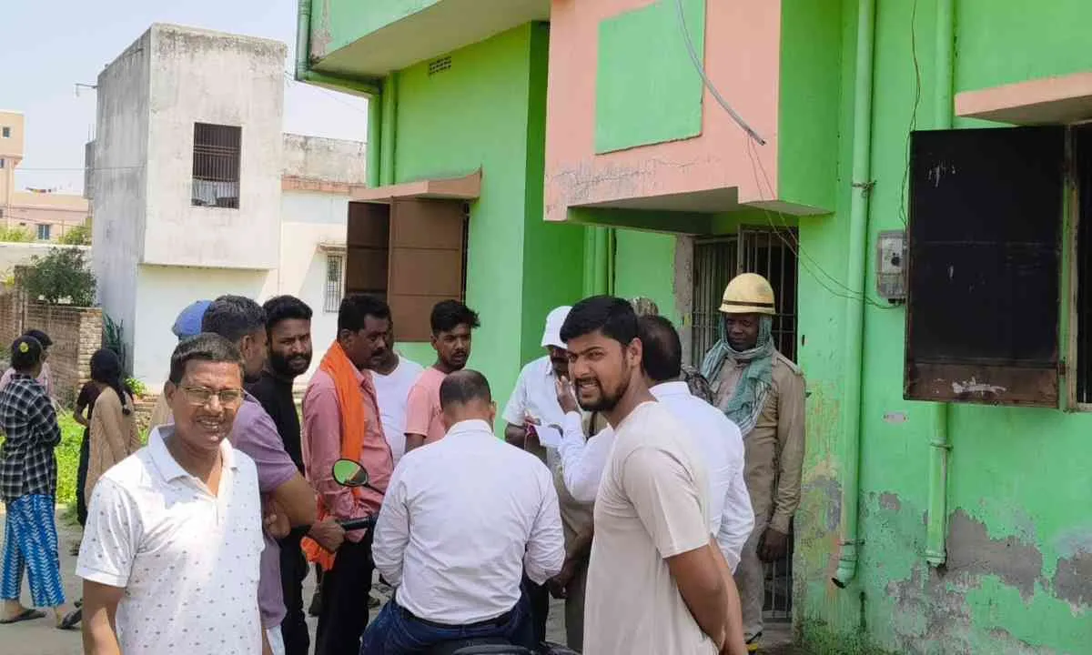 Giridih News: चोरी और आगजनी का तांडव, 5 लाख की संपत्ति जलकर राख