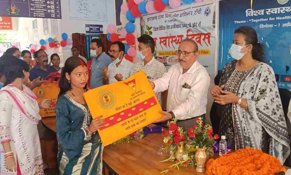 शहरी स्वास्थ्य केंद्र पाकुड़ में हेल्थ अवेयरनेस कैंप, टीबी मरीजों को मिला पोषण किट