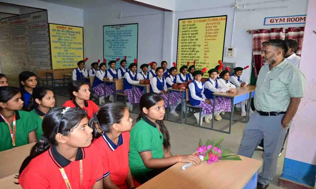 Giridih News: उपायुक्त ने कस्तूरबा गांधी बालिका आवासीय विद्यालयों का किया औचक निरीक्षण