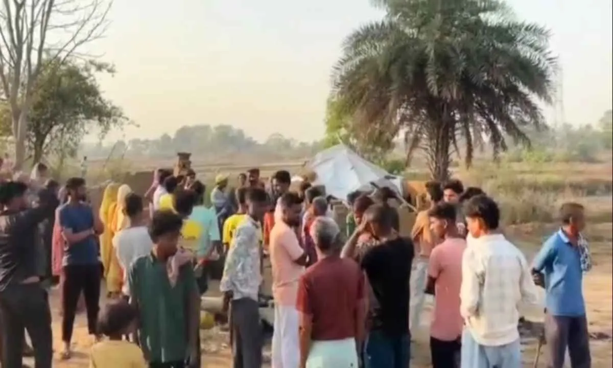 Koderma News: जयनगर में दर्दनाक हादसा, हाथियों ने मजदूर और बच्चे को कुचला