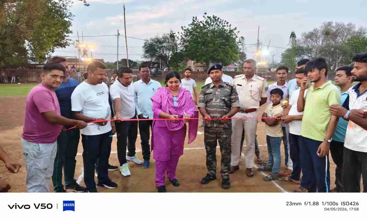 Pakur News: प्रीमियर लीग सीजन -1 नाईट क्रिकेट टूर्नामेंट के उद्धघाटन में पहुंची युवा नेत्री उपासना मरांडी